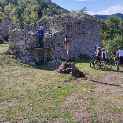 Cyclistes traversant le site