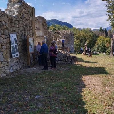 Devant les tableaux récemment installés